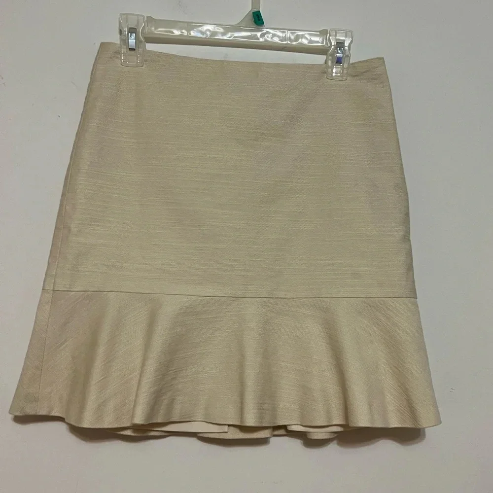 Ann Taylor skirt with slight bottom ruffle. Size 2 Like New C1